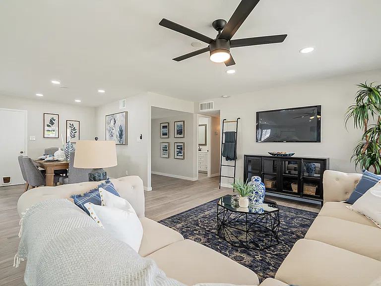 3232 E Emile Zola Ave — Photo 2