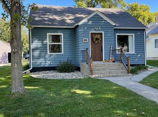 1211 3rd St, Hull, IA 51239