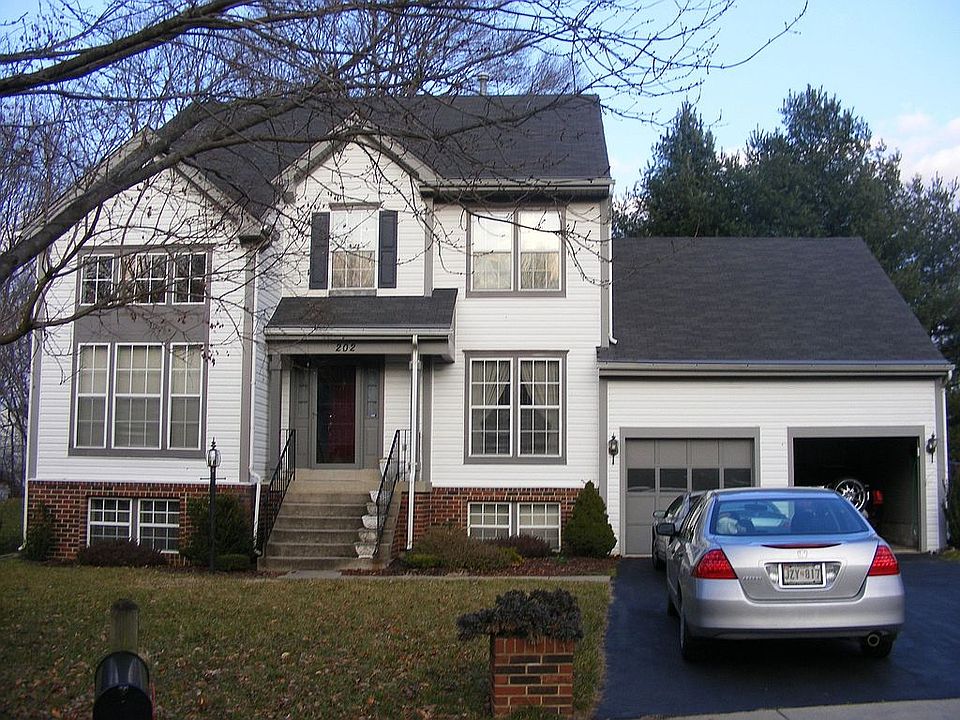 202 Settlers Way - Curb View