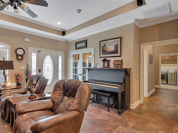 4th image of 111 Winky Ln