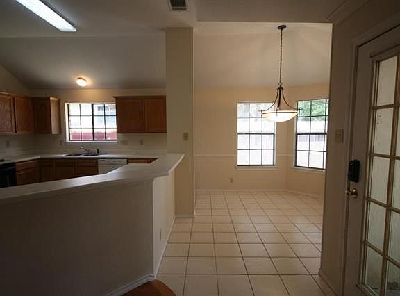 4th image of 1006 Redbird Dr