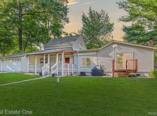 1012 Beach Dr, Lake Orion, MI 48360