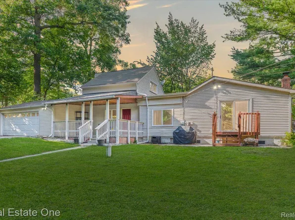 1012 Beach Dr, Lake Orion, MI 48360