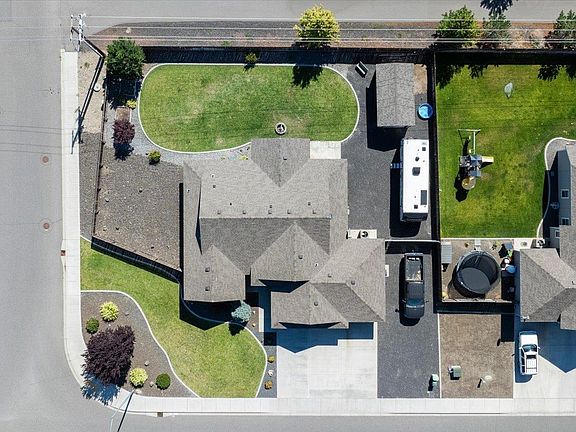 4th image of 932 Topaz Ave