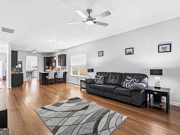 4th image of 40 Bellerive Ln