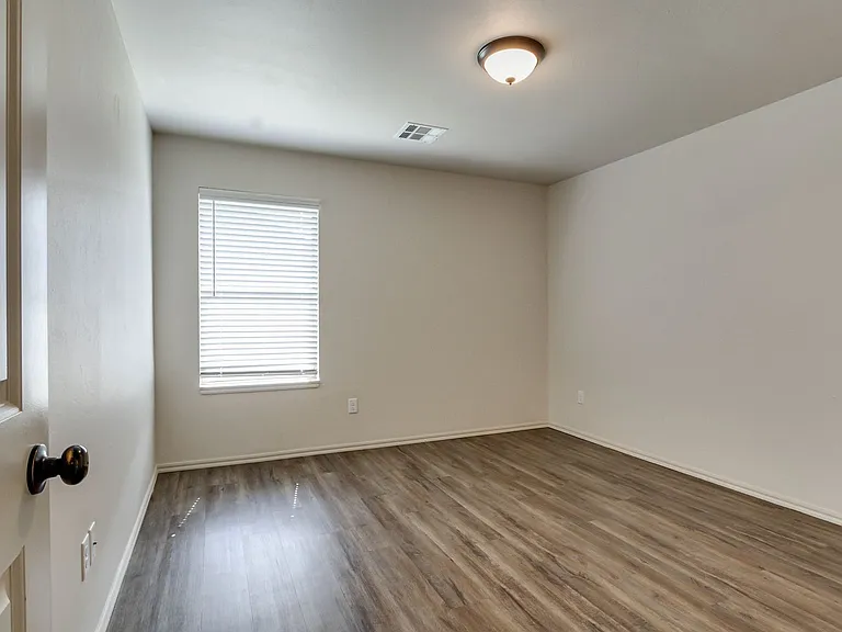 412 Chalk Hill Ct — Photo 32