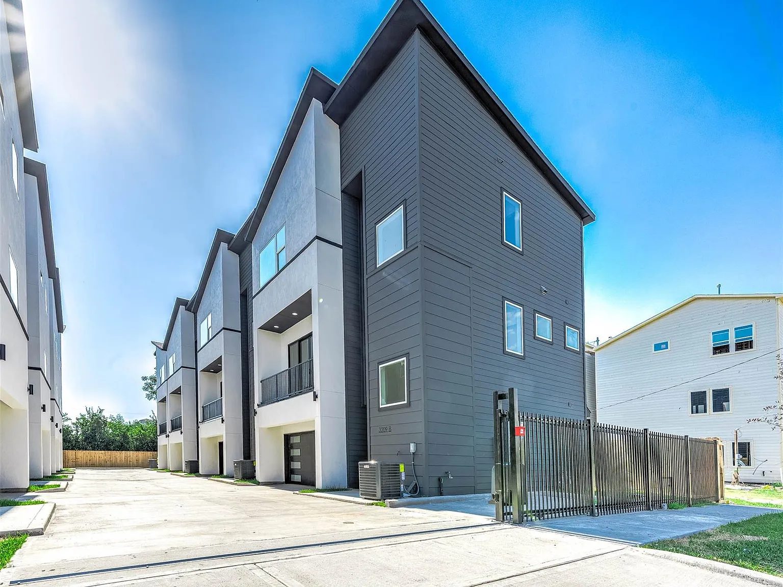 3 bed, 3.5 bath, 2125 sqft, $3,300 — Photo 4