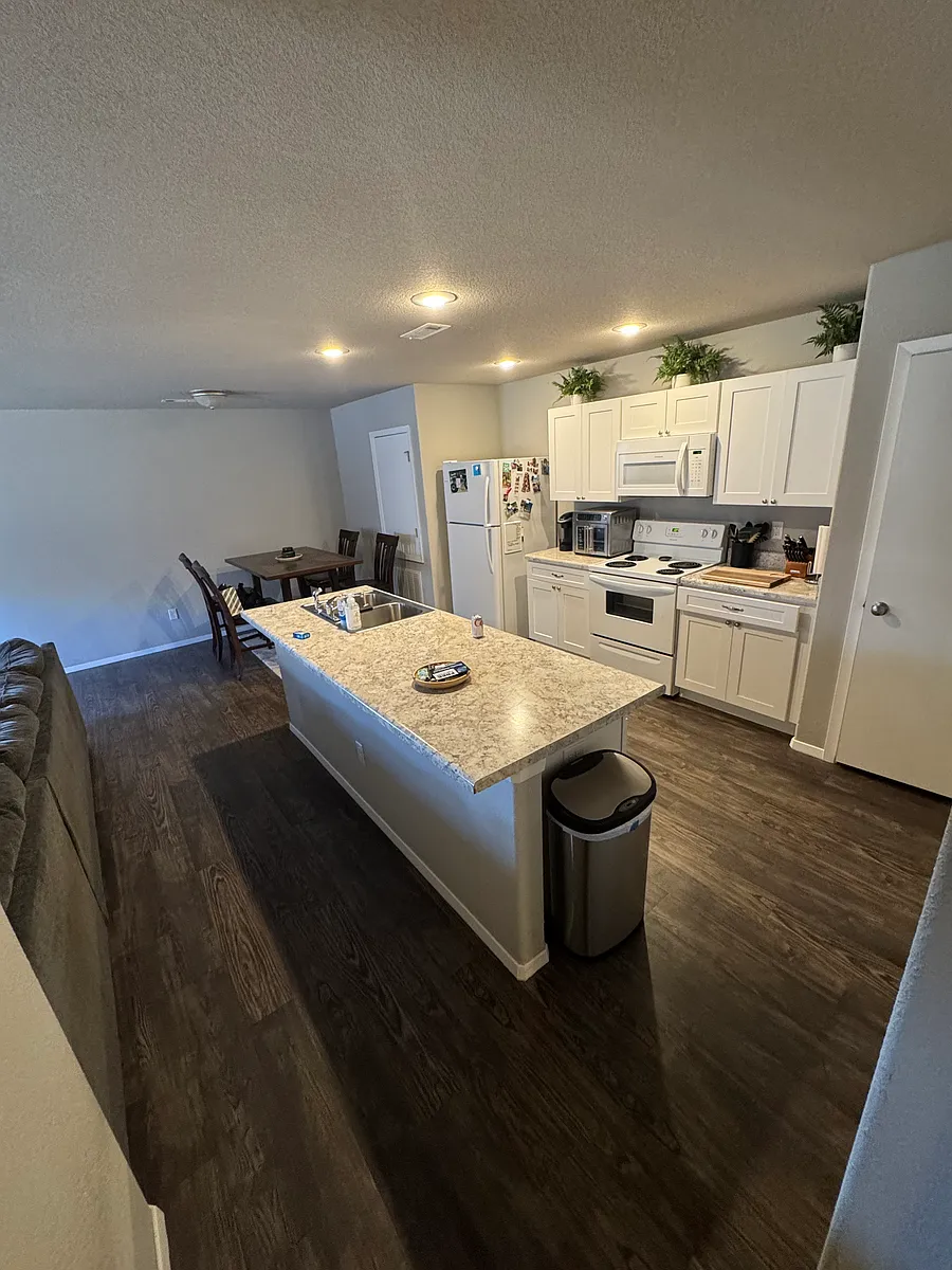 Building Photo - 222 E Anabranch Ct