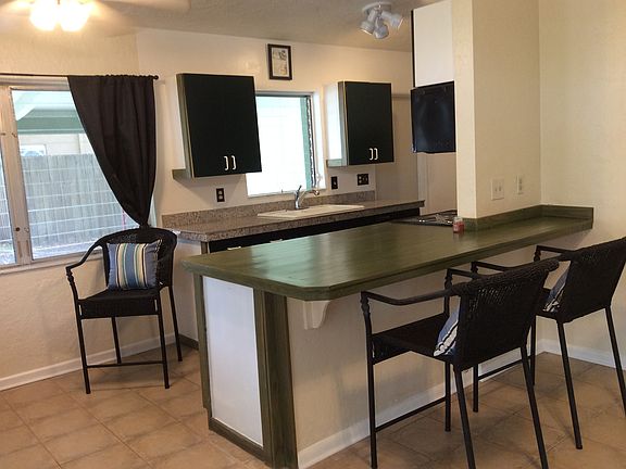 Kitchen, Bar, Breakfast Nook
