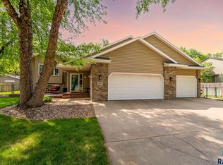 905 S Parkview Blvd, Brandon, SD 57005