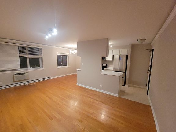 4th image of 3823 N Pine Grove Ave #209