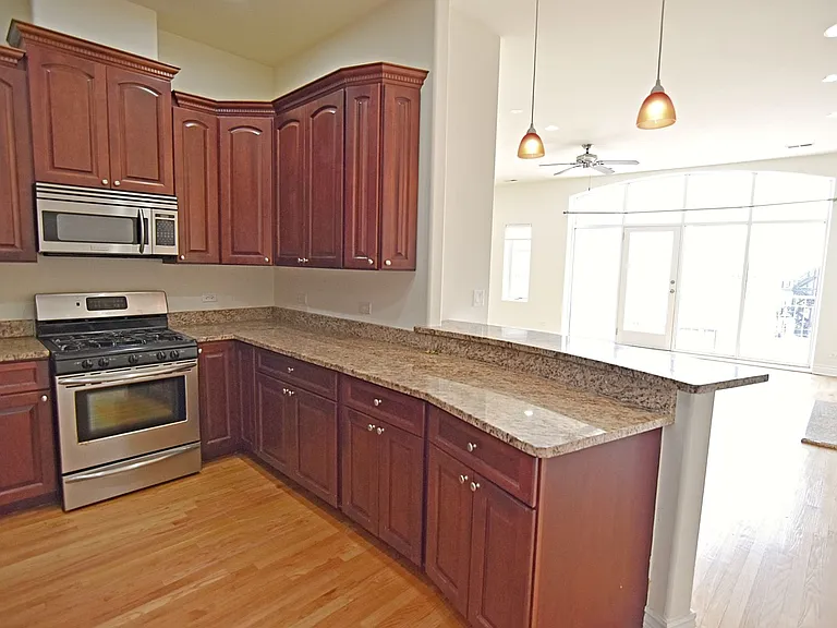 5140 N Clark St — Photo 4