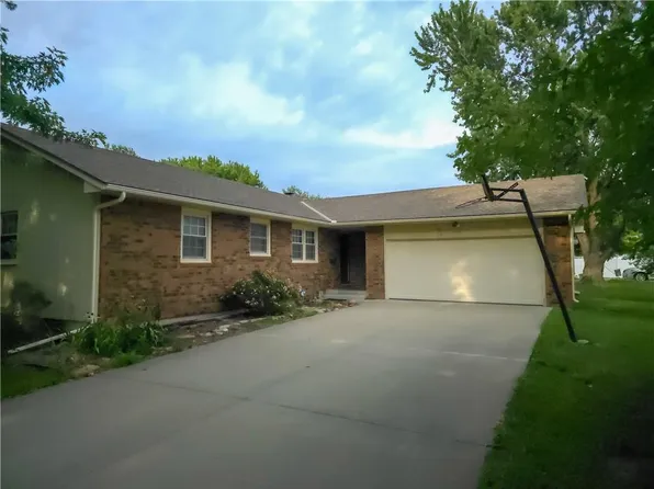 1655 S Maple St, Ottawa, KS 66067