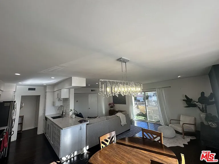 451 S Barrington Ave #202 — Photo 4