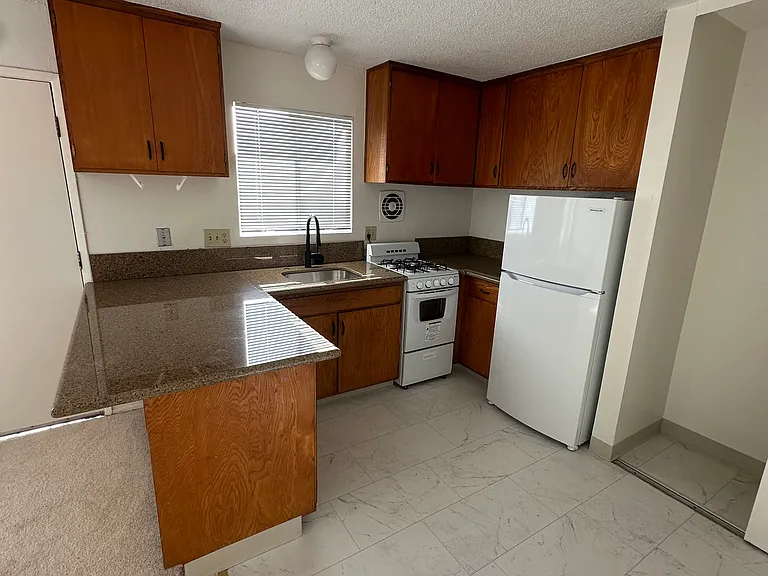 35 Valencia Ave #4 — Photo 2