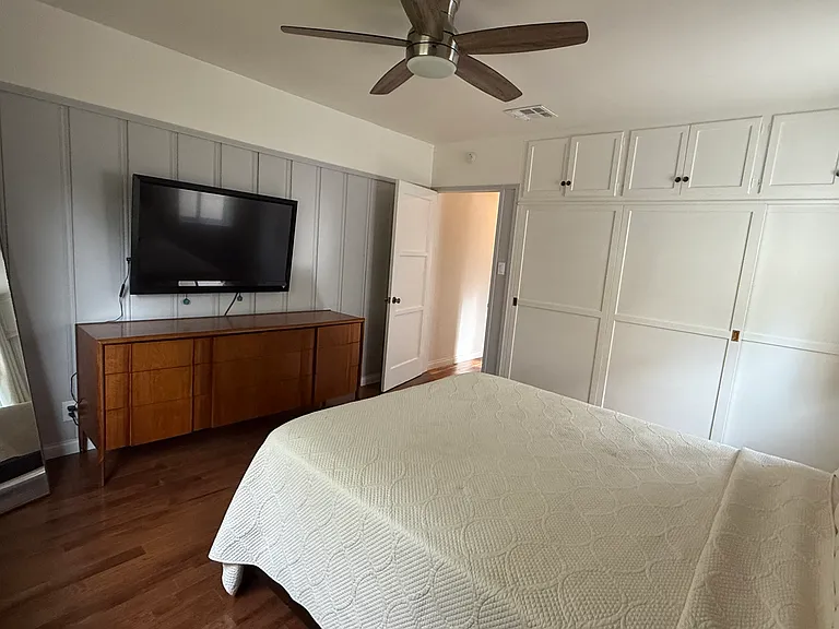 2nd bedroom, Queen bed. Large closet.