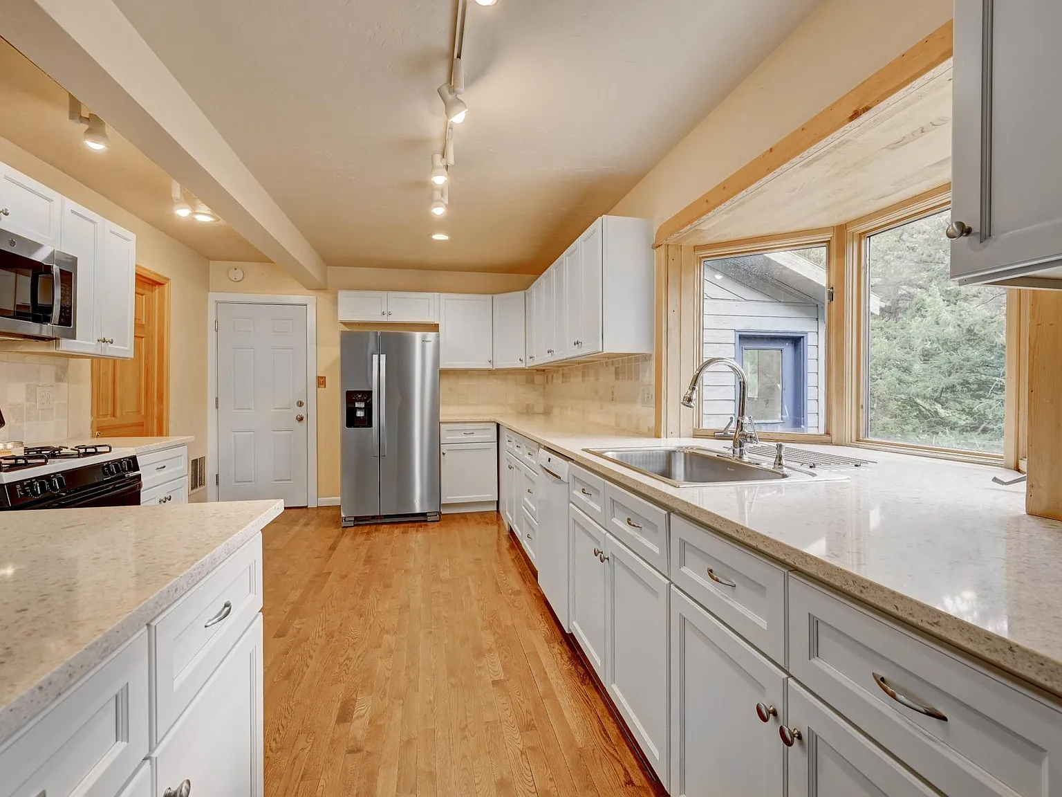 4 bed, 2.5 bath, 2250 sqft, $3,500 — Photo 2