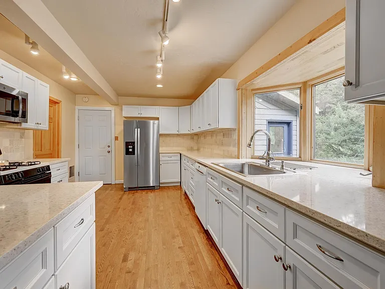 140 Deer Ln — Photo 2