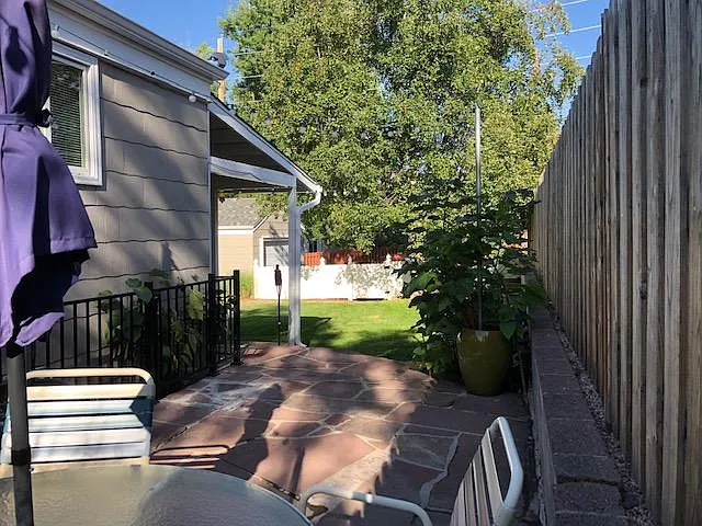 Side flagstone raised patio