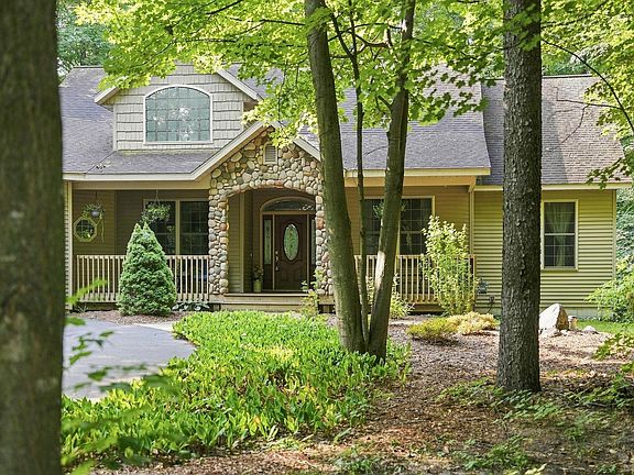 2nd image of 982 Shamrock Ln