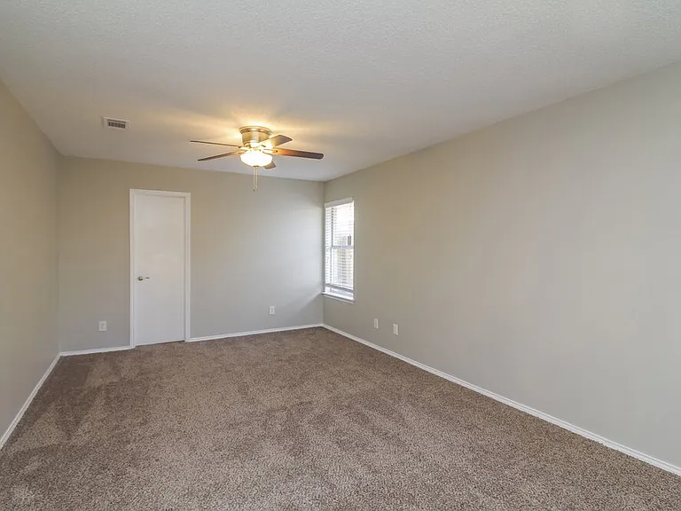 900 Vicksburg Ln — Photo 9
