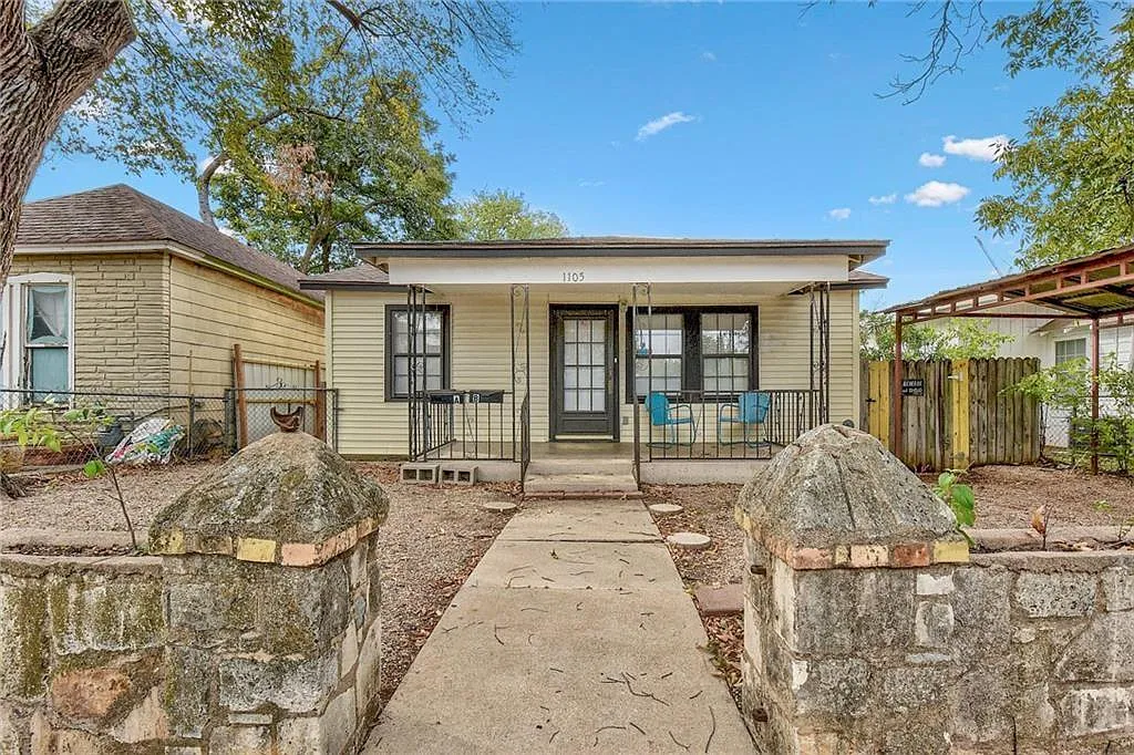 4 bed, 2.0 bath, 1302 sqft, $3,000 — Photo 1