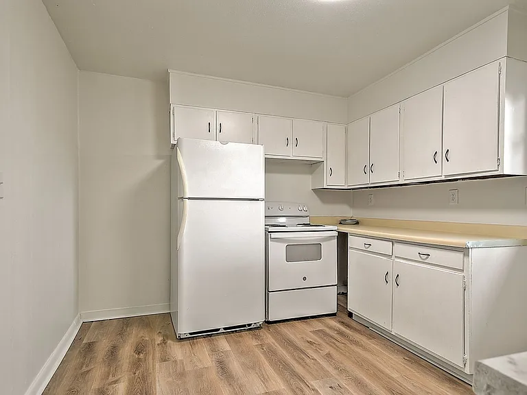 718 W G St — Photo 3