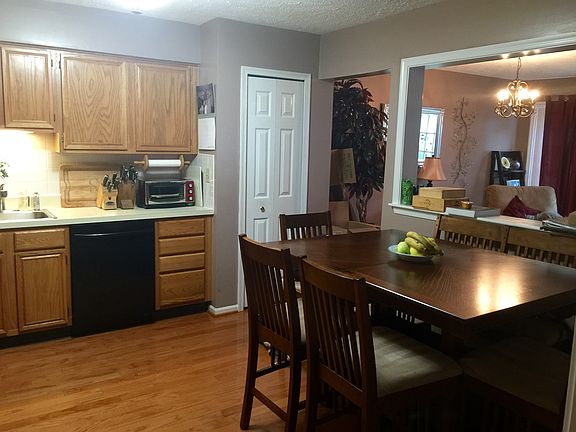 Eat-in kitchen with hardwood and new appliances