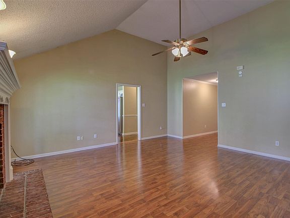 Vaulted ceilings and ceiling fans.