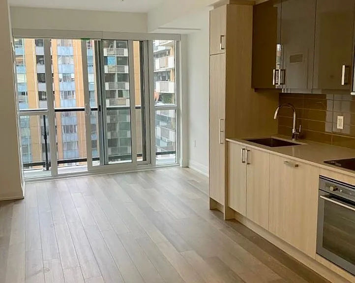 77 Mutual St #706 — Photo 2