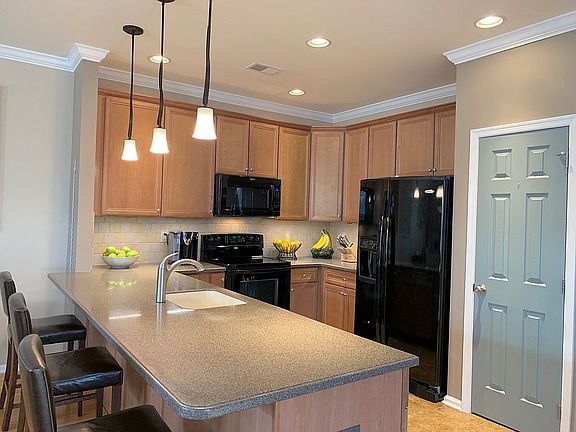 4th image of 22 Meadow Cir