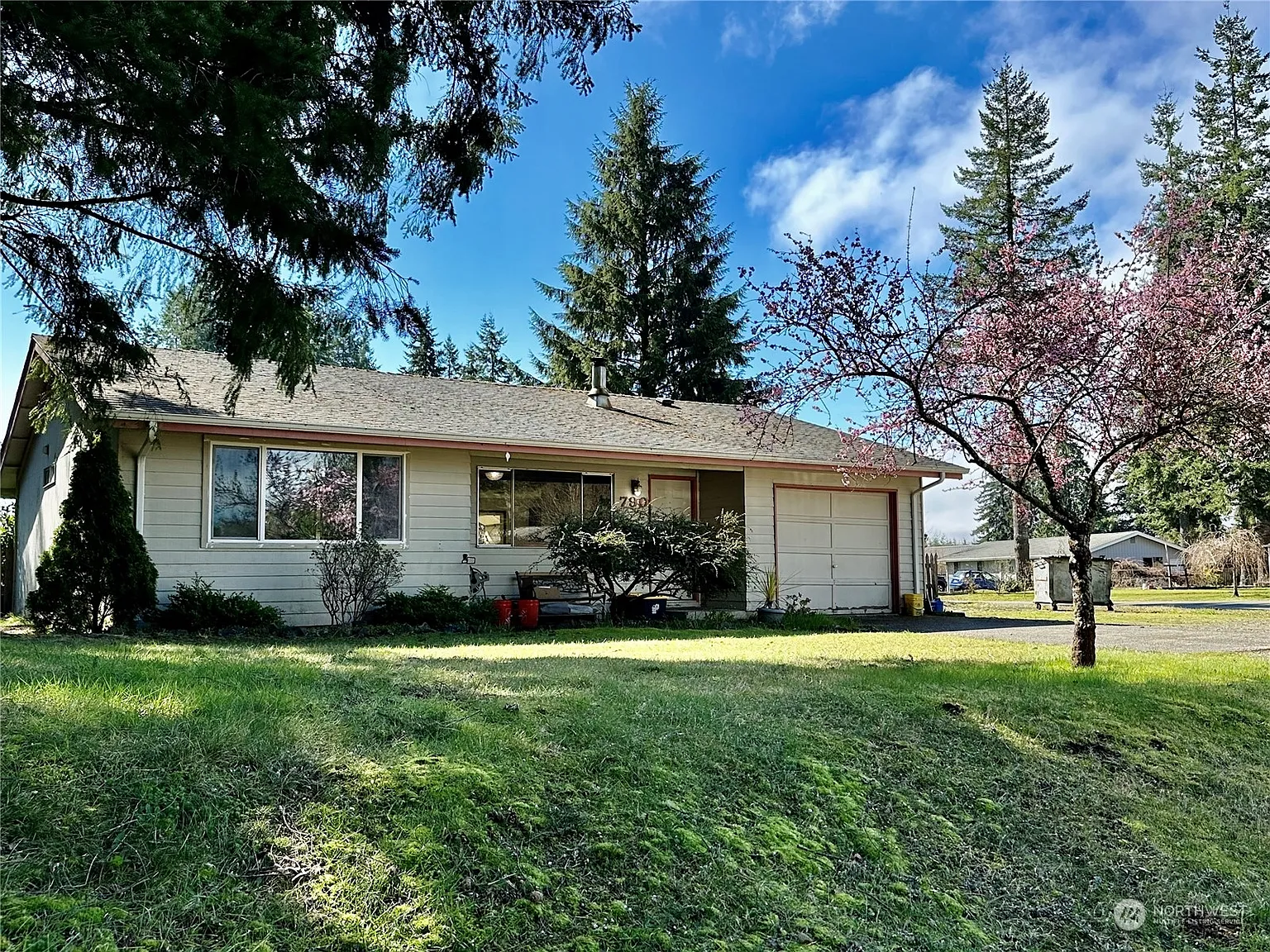 790 Robinhood Loop photo 1