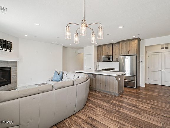 4th image of 3041 W Cedar Dr