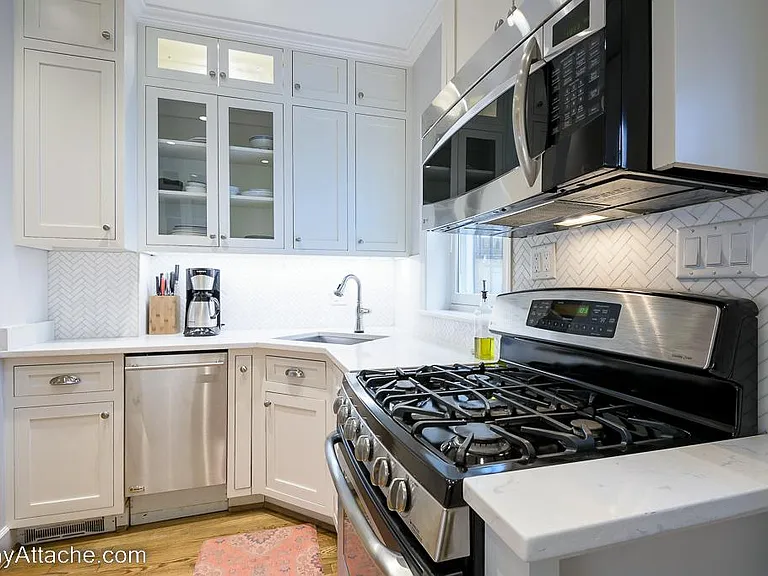 1421 Hopkins St NW — Photo 7