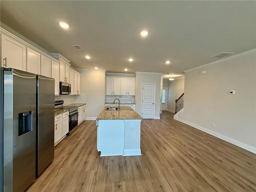 3 bed, 2.5 bath, 1979 sqft, $1,950 — Photo 3