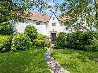 25 Buckingham Pl, Manhasset, NY 11030