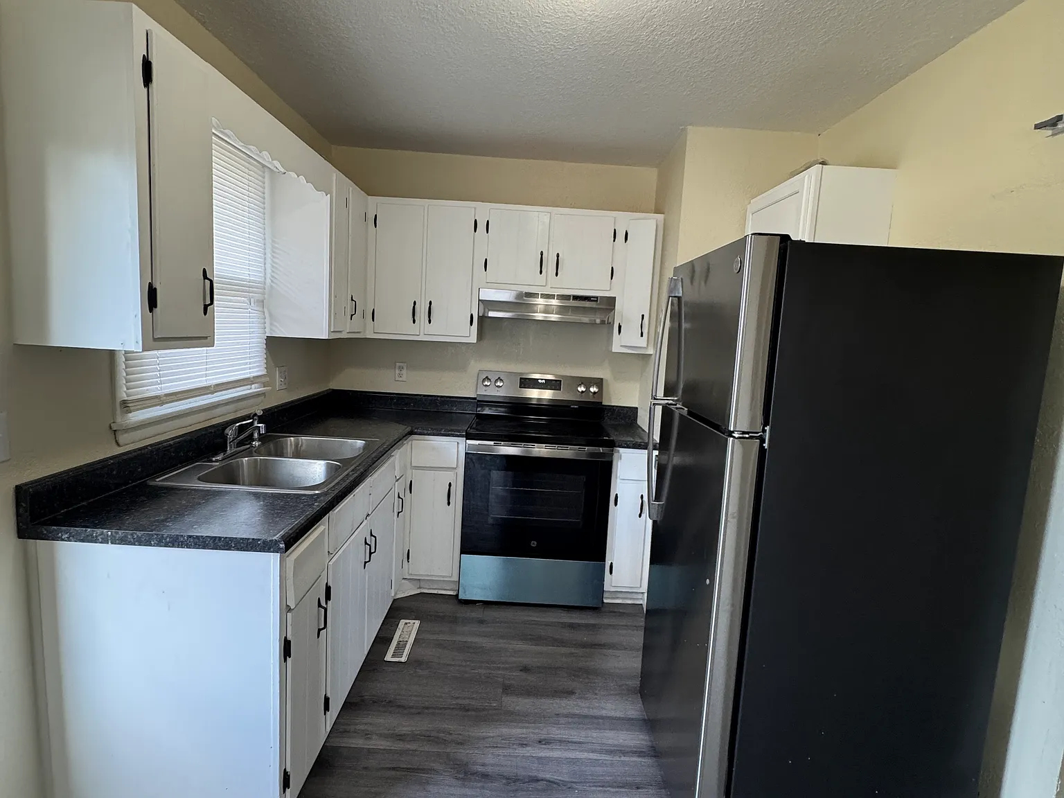 4 bed, 2384 sqft, $1,200 — Photo 4