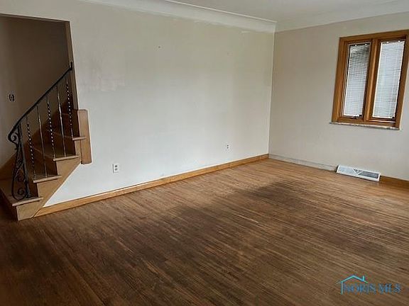 3rd image of 1530 Charmaine Dr