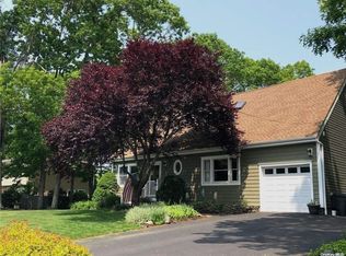 27 Oaktree Dr, East Moriches, NY 11940