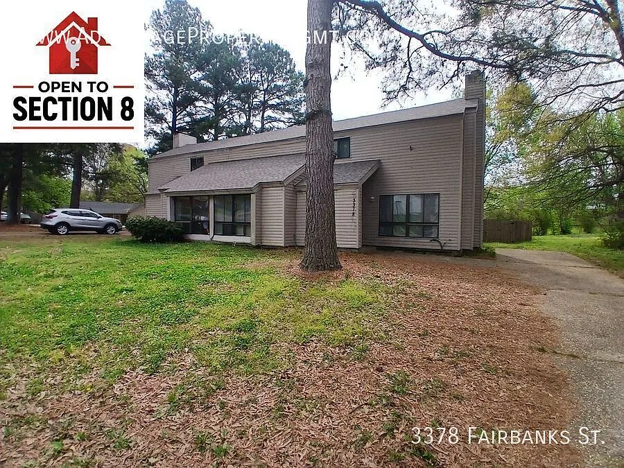 Newly Refreshed 3 bedroom 2 bath Duplex - Open To Section 8 — Photo 2