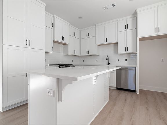 4th image of 1640 N Leverett Ave