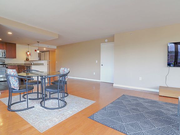 4th image of 700 Grove St APT 4F