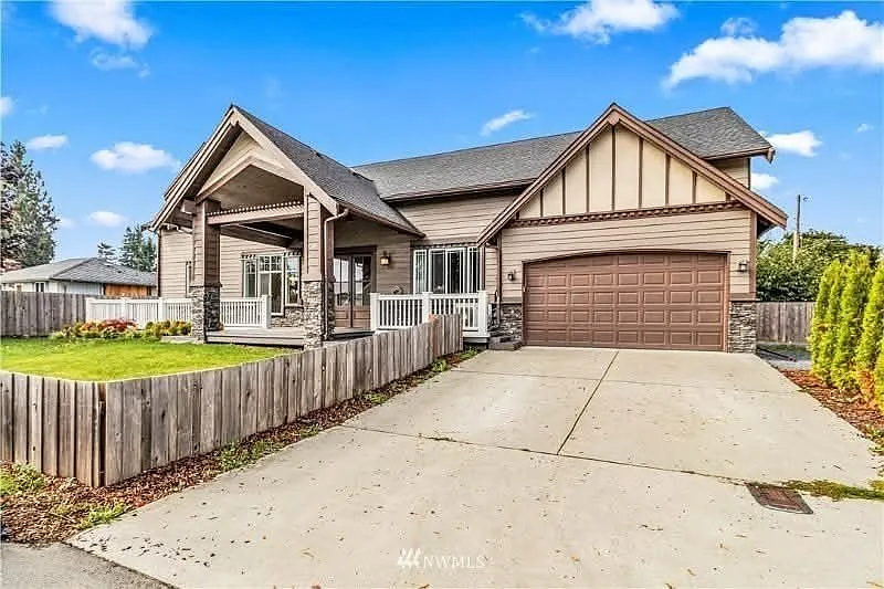 7 bed, 3165 sqft, $875 — Photo 2