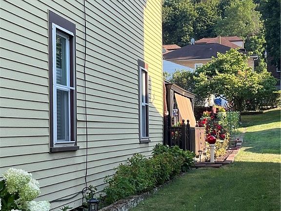 2nd image of 823 Crescent Ave