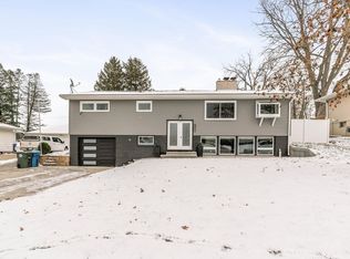 3325 W Ridge Dr, Waterloo, IA 50701