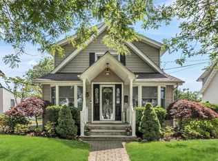 82 Harding Ave, Lynbrook, NY 11563