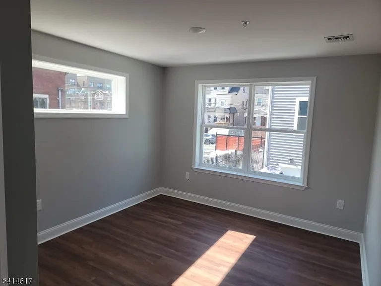 122 Rose Ter — Photo 8