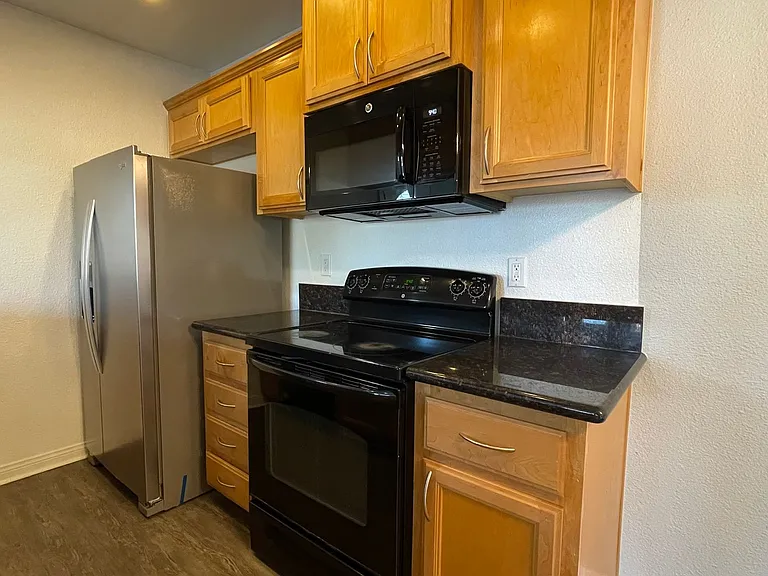 Park Plaza Apartments — Photo 38
