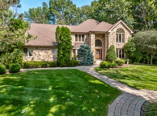 2 Harper Ct, Algonquin, IL 60102