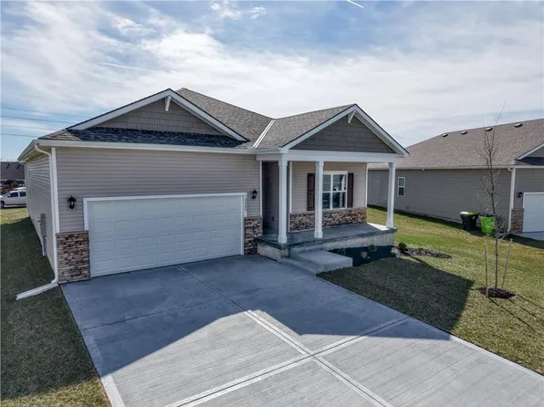 10289 Lucca Ln, Peculiar, MO 64078